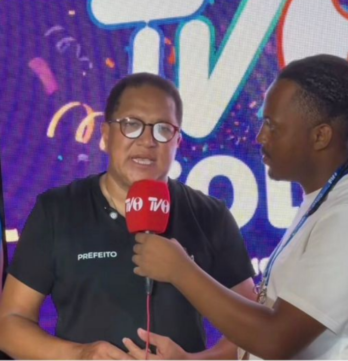 Prefeito usa identificação oficial do cargo em evento festivo e levanta debate sobre personalização da gestão pública