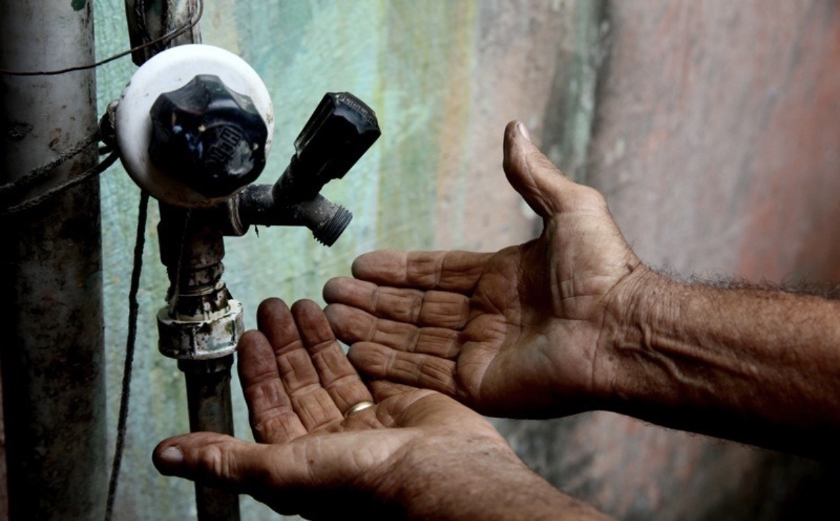 Milhões investidos, conta cara e bairros sem água: incompetência ou descaso com a população?