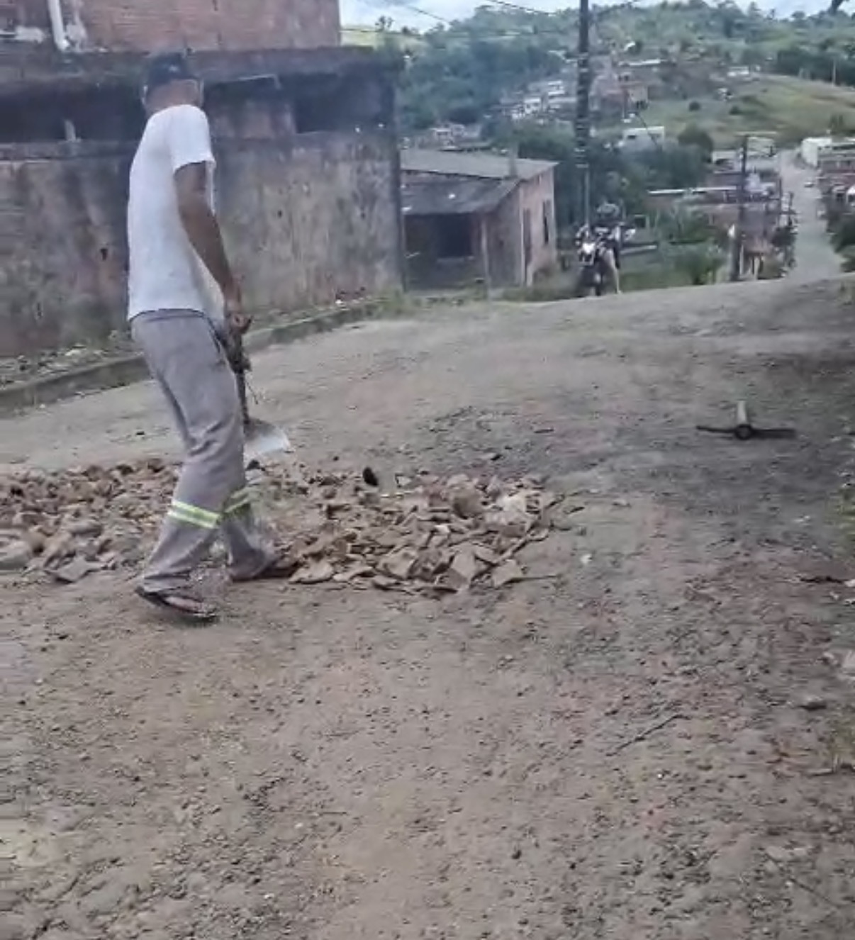 Obras anunciadas como transformação, moradores transformando para não conviver com buracos e falta de água