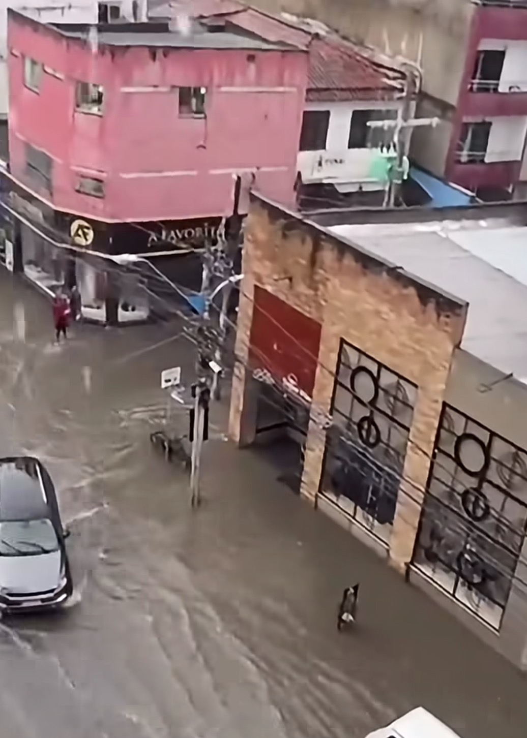 Bastaram cerca de 20 minutos de chuva para que diversos pontos de Itabuna voltassem a registrar alagamentos.