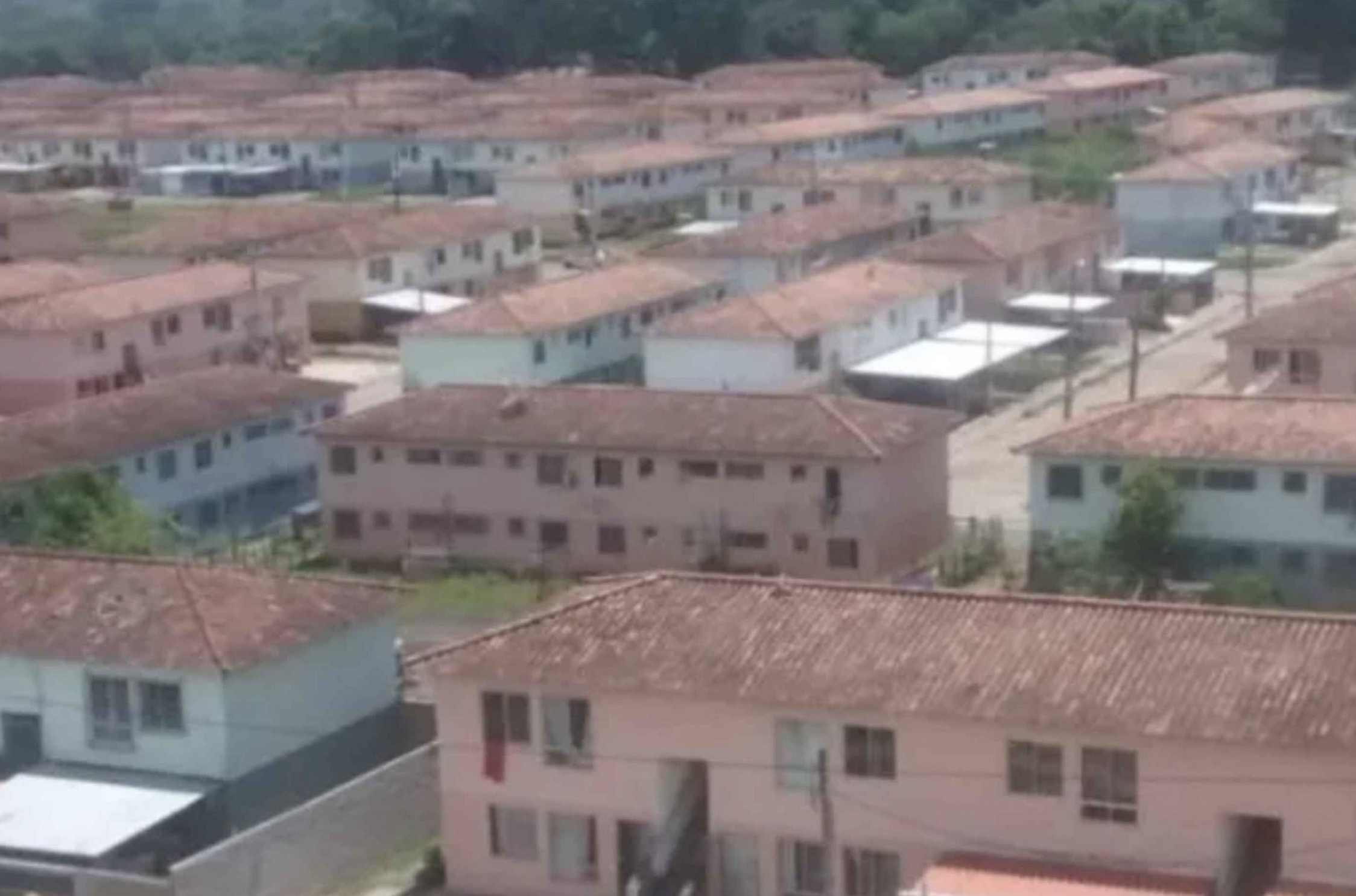 Casas invadidas por esgoto após obra de creche no Condomínio São José