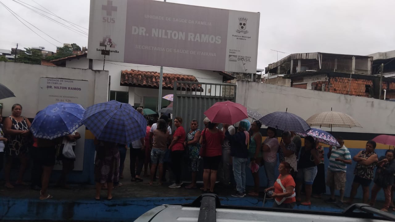 Moradores da Mangabinha denunciam limitação mensal de atendimentos e exposição desumana de pacientes