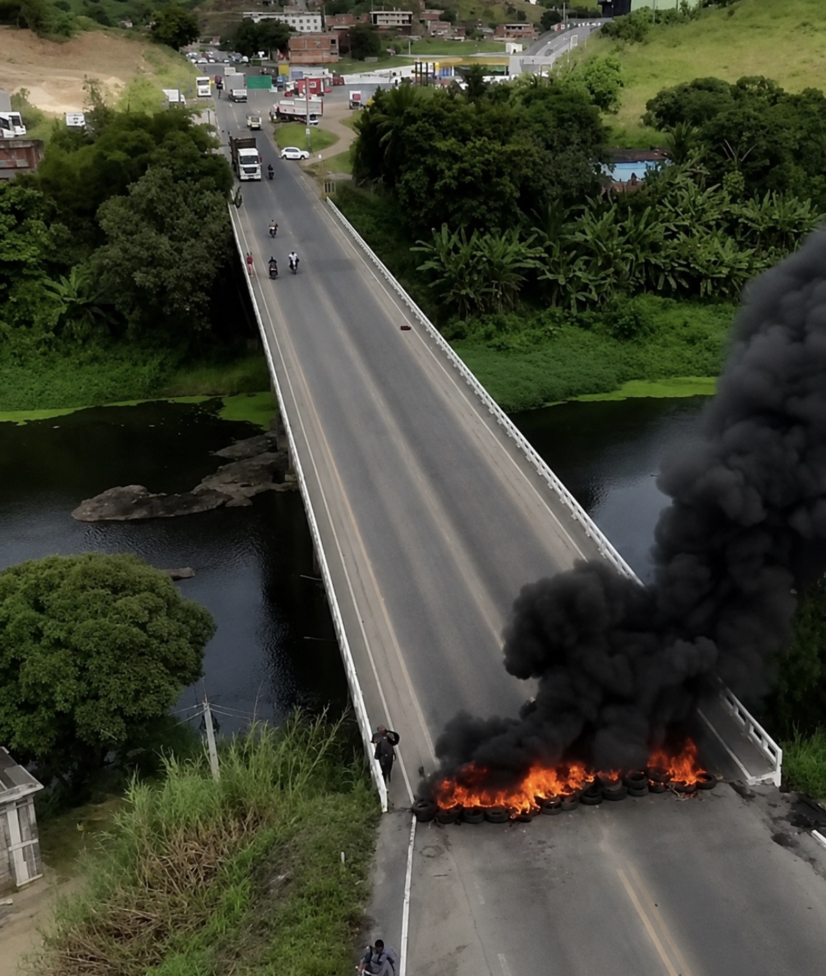 Mais uma vez, ponte é fechada por manifestantes e crise social volta a paralisar importante acesso de Itabuna